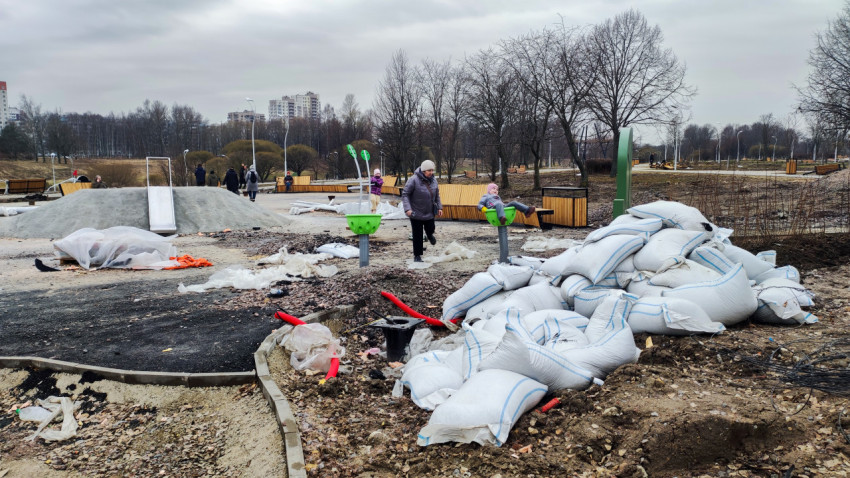 Участок благоустройства с детскими элементами и строительными материалами