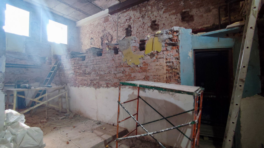 Кирпичная стена исторического здания в процессе реставрации