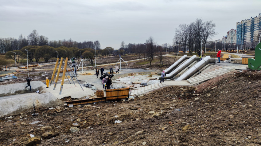 Игровая площадка с металлическими горками в процессе строительства