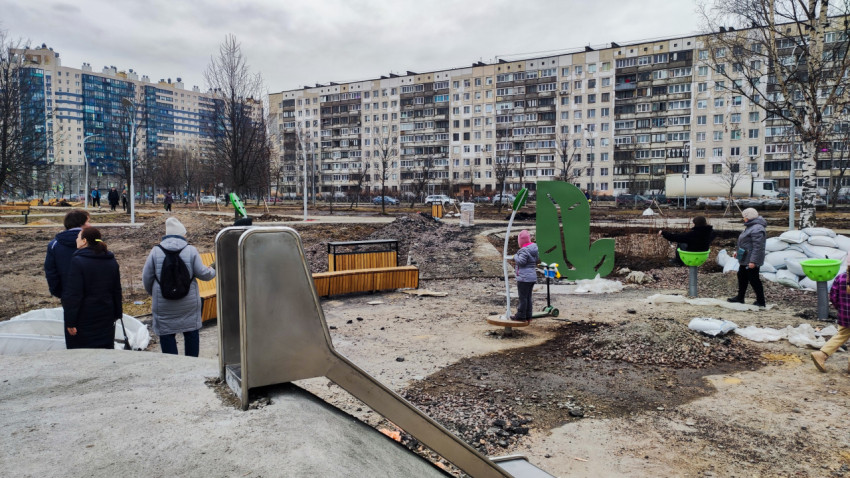 Жители у новой детской площадки в жилом квартале