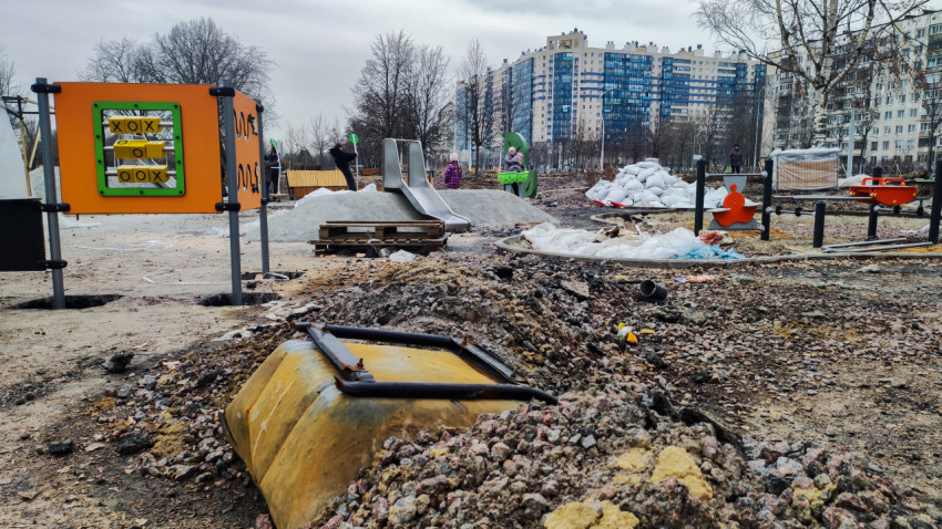 Игровая зона с горкой и развивающими элементами на этапе монтажа