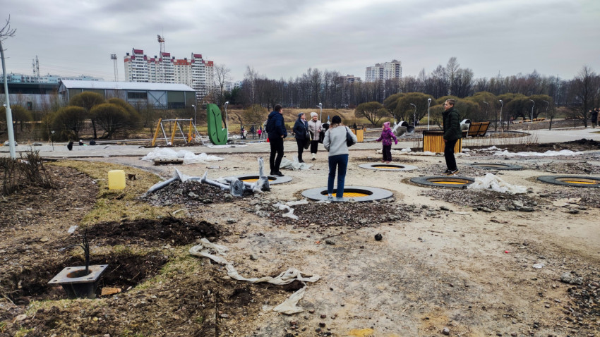 Горожане на новой площадке с элементами благоустройства