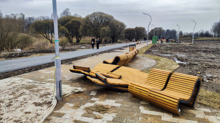 Упавшие уличные скамейки в парке на этапе благоустройства