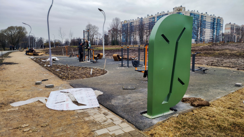 Уличные тренажёры и новые элементы благоустройства в жилом районе