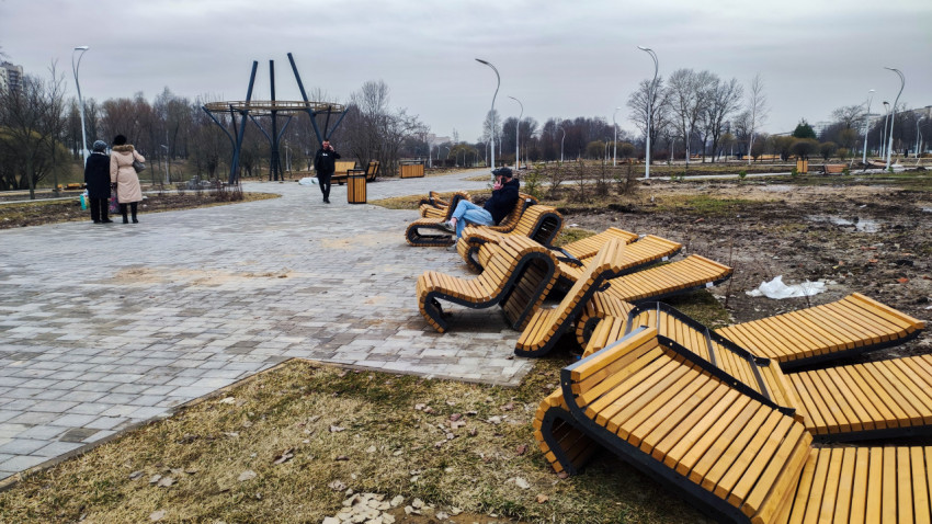 Новые деревянные лежаки и вид на благоустраиваемый парк