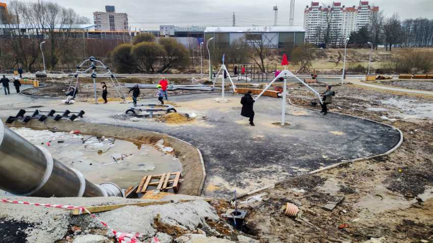 Детская площадка с новыми игровыми элементами на этапе благоустройства