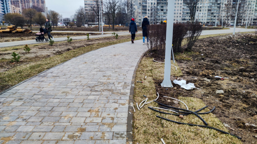 Прогулочная дорожка с неоконченной установкой освещения и проводкой