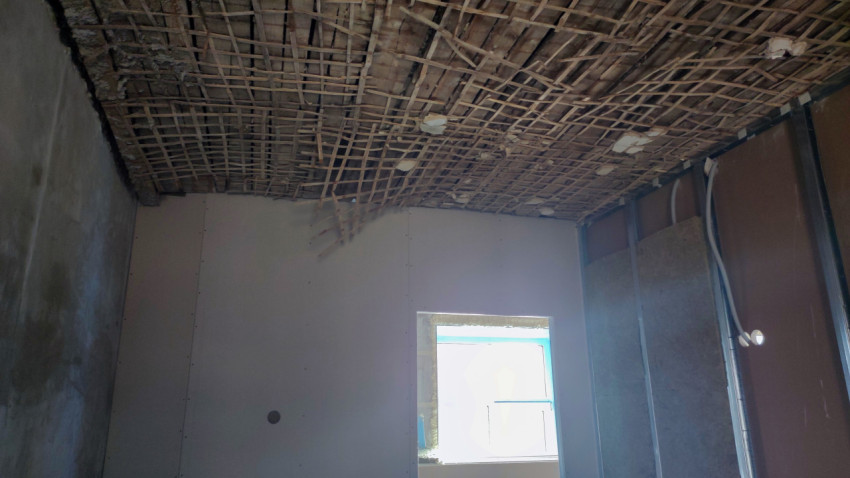 Потолок с деревянной дранкой и гипсокартонная перегородка