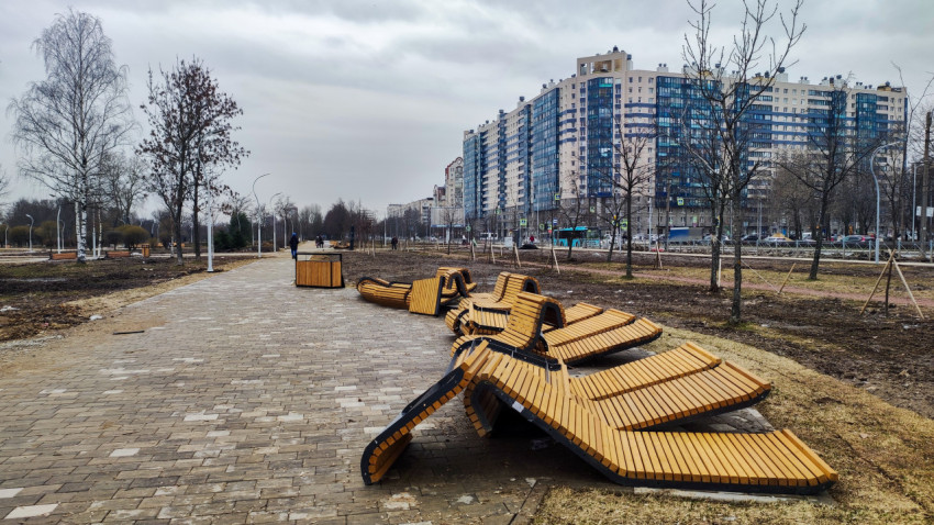 Установка современных лежаков в новом городском парке