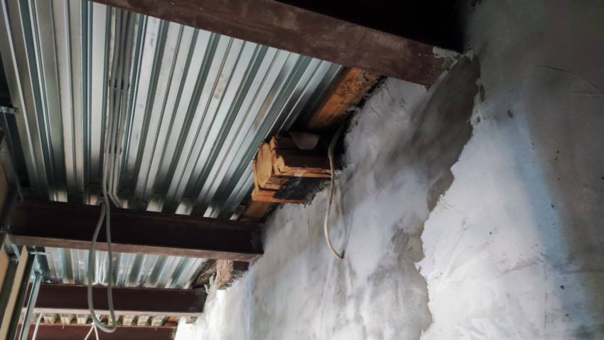 Металлическое перекрытие и электрокабели под потолком строящегося помещения