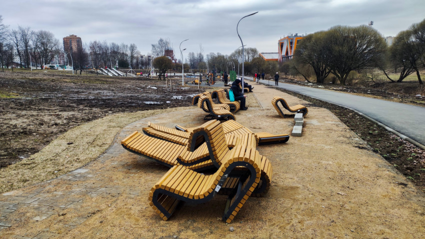 Изогнутые скамейки в новом городском парке
