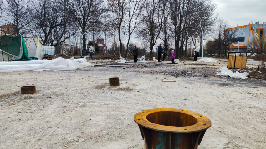 Строительная площадка будущего парка с установленными элементами