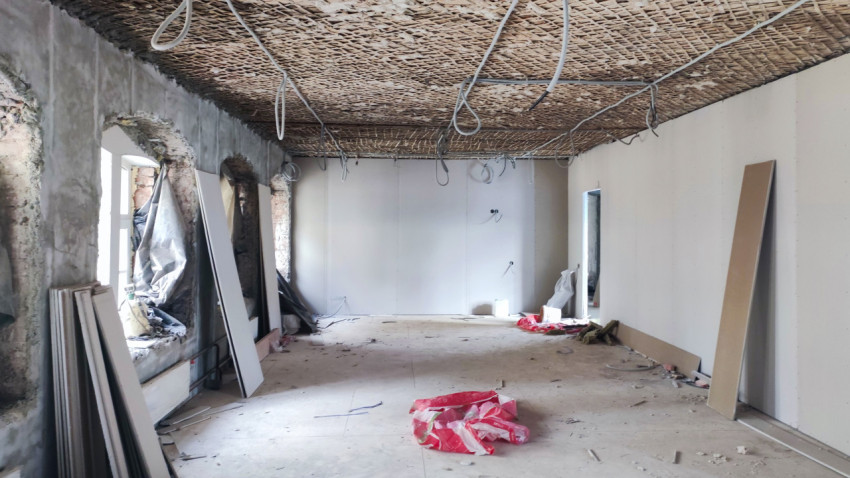 Помещение в процессе внутренней отделки и электромонтажа