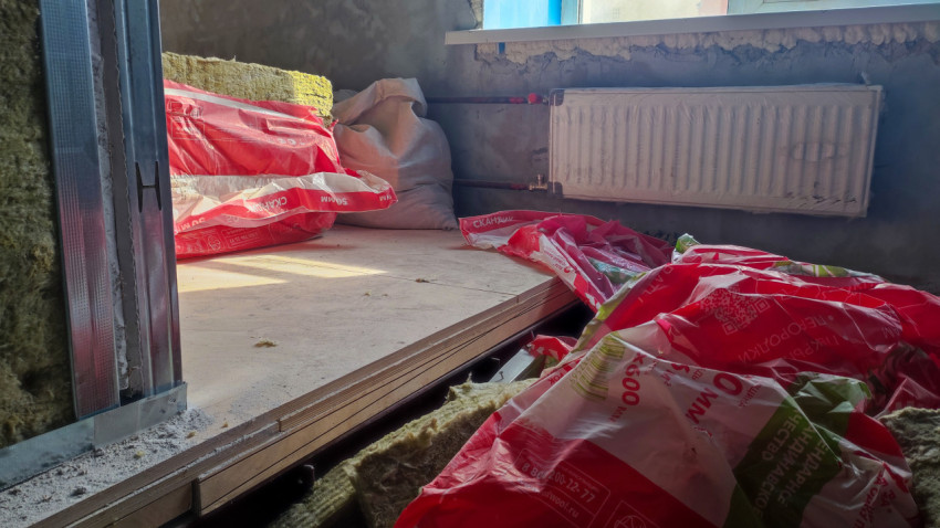 Укладка теплоизоляции и установка радиатора отопления