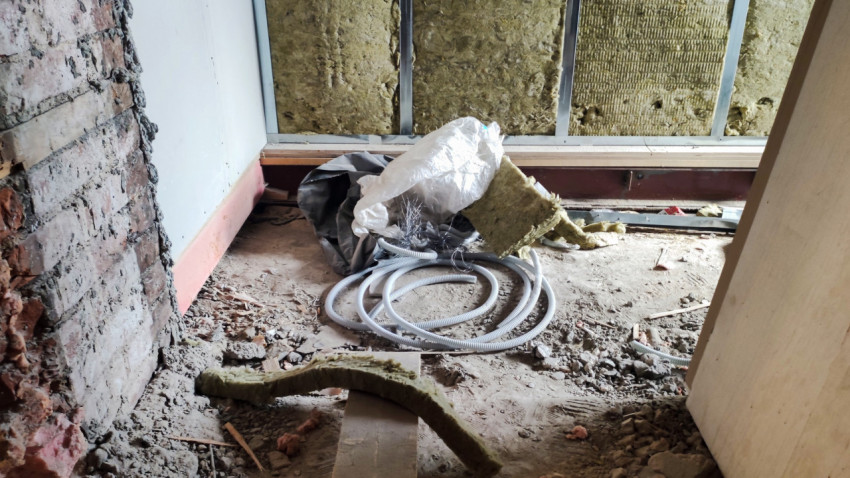 Минеральная вата и электропроводка на стройплощадке