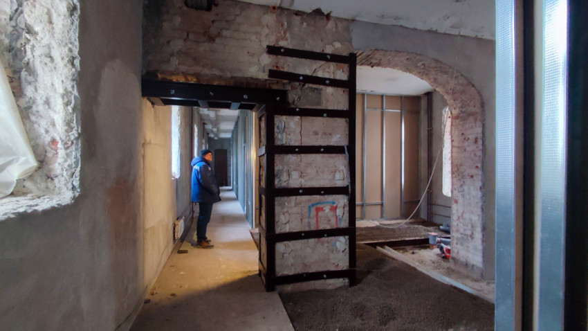 Арочные проёмы и кирпичные стены в здании на реконструкции