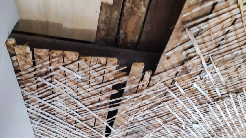 Участок деревянного потолка с повреждениями и дранкой