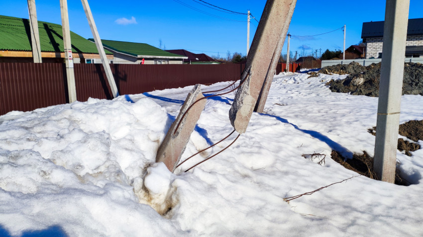 Обломанная часть подпорной опоры в снегу