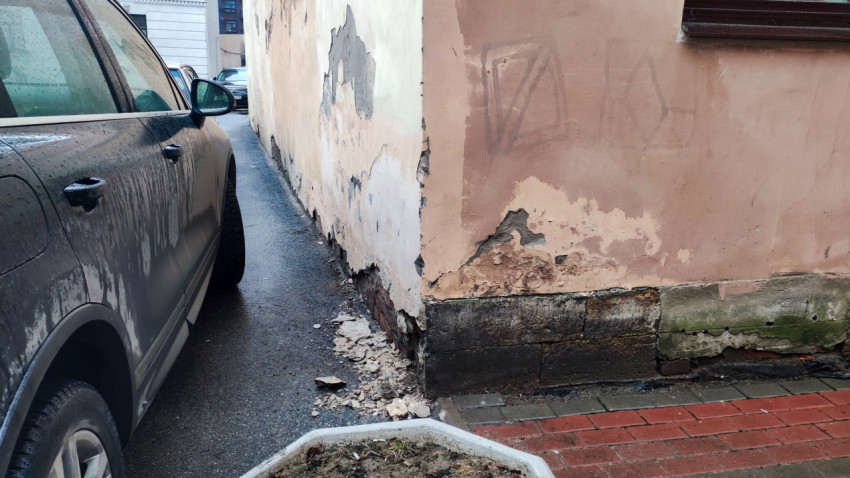 Повреждённый фасад старого здания во дворе