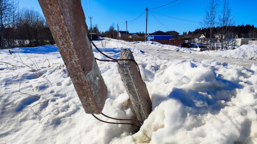 Разрушенный фрагмент опоры ЛЭП в зимних условиях