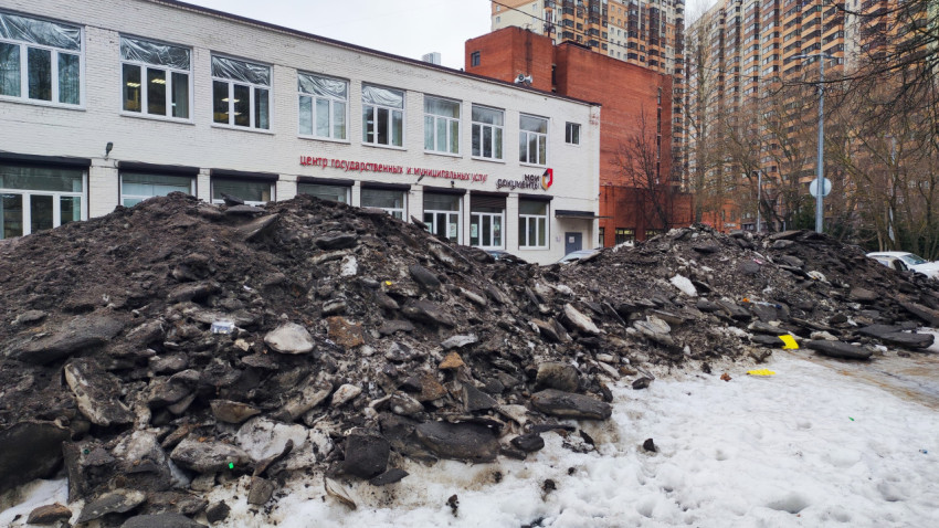 Кучи выкопанной земли перед входом в МФЦ