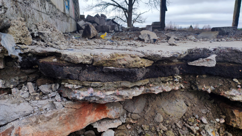 Слои разрушенного бетонного фундамента заброшенного здания