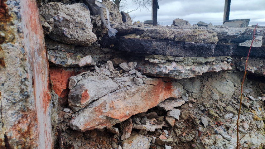 Обломки бетонной конструкции с обнажёнными слоями и кирпичной кладкой