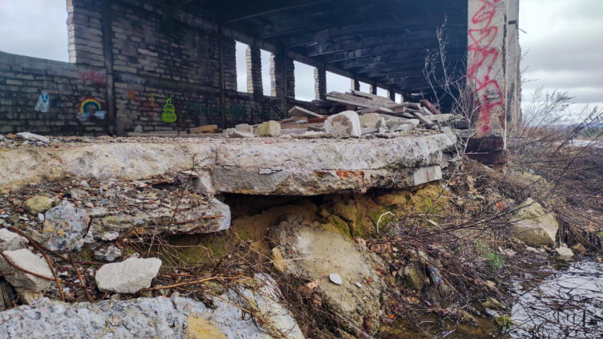 Обрушившаяся бетонная плита в заброшенном промышленном здании