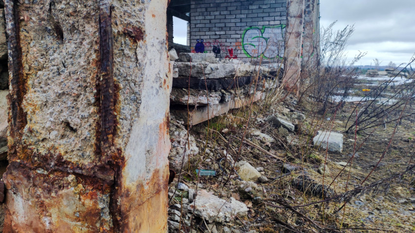 Оголённая арматура и повреждённая бетонная колонна старого здания