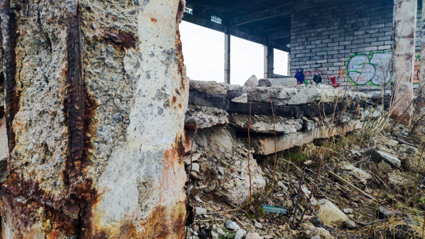 Фрагмент разрушенного фундамента с проржавевшей арматурой