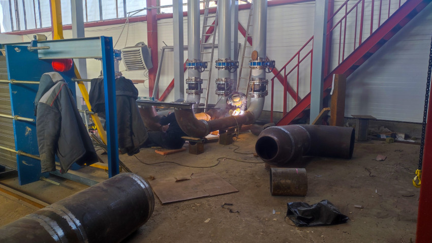Сварочные работы на металлических трубопроводах в цехе