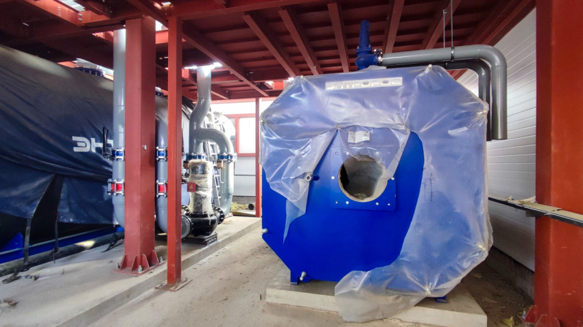 Промышленный котел и система труб в производственном здании