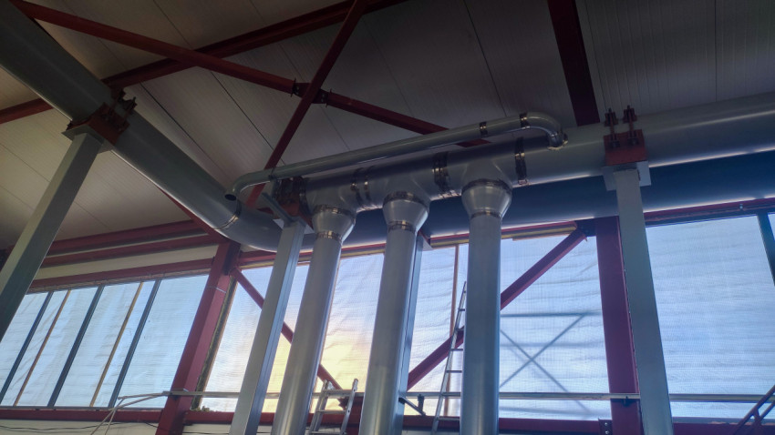 Промышленное оборудование и трубопроводы под металлоконструкцией