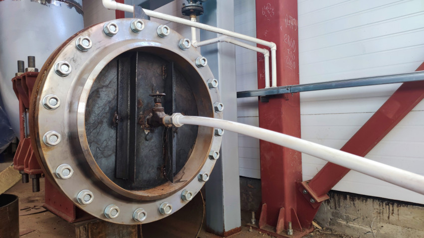 Фланцевое соединение трубопровода с подведённой пластиковой трубой