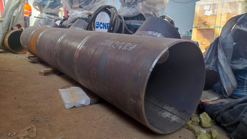 Сварная труба большого диаметра с маркировкой на складе цеха