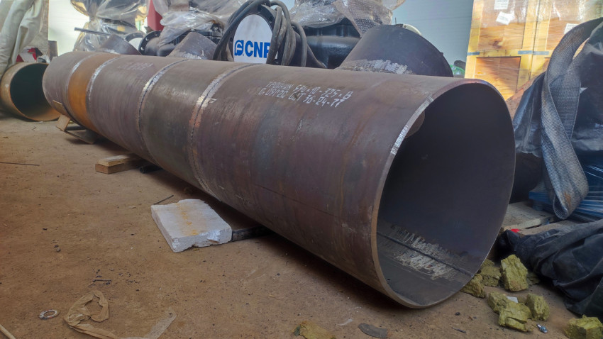 Металлическая труба с маркировкой на складе цеха