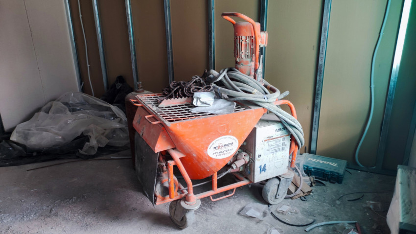 Штукатурная станция PFT-Мастер с инструментами на стройплощадке