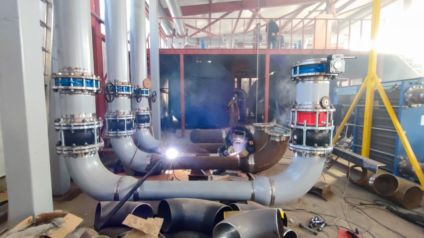 Монтаж крупногабаритных трубопроводов в машинном зале