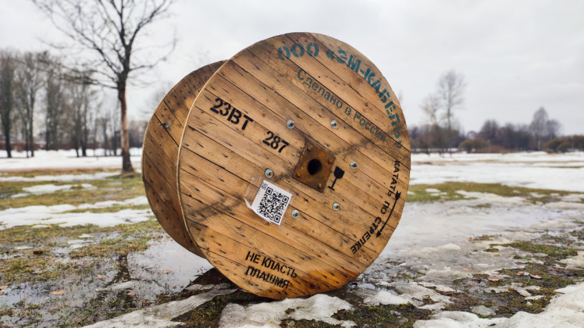 Деревянная кабельная катушка с маркировкой на открытой площадке