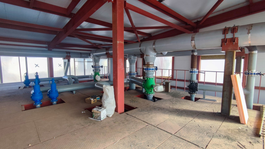 Верхний этаж котельной с трубопроводами и насосами