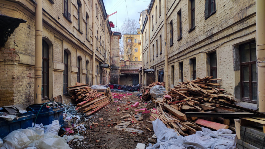 Исторический двор в процессе реконструкции со строительными отходами