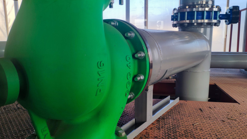 Насос и трубопровод котельной крупным планом