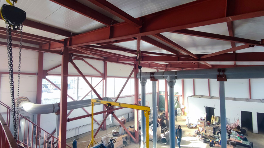 Верхняя часть котельной с металлоконструкциями и тельфером