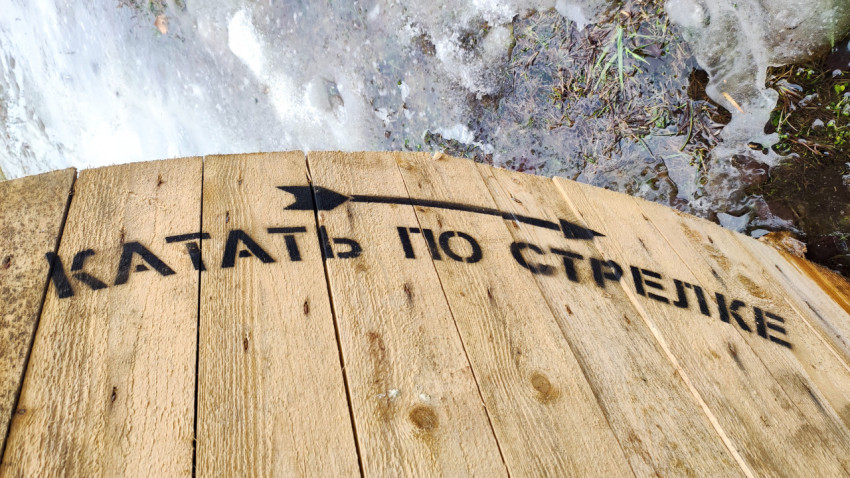 Надпись на деревянной катушке для кабеля крупным планом