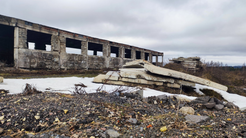 Заброшенное здание с бетонными плитами на переднем плане