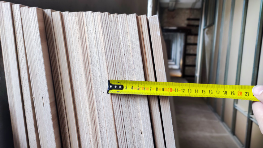 Измерение толщины фанеры строительной рулеткой
