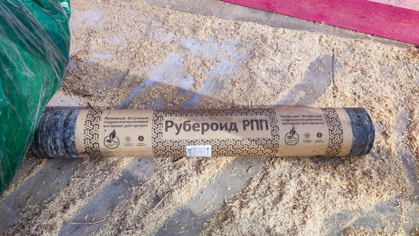 Рулон рубероида РПП на строительной площадке