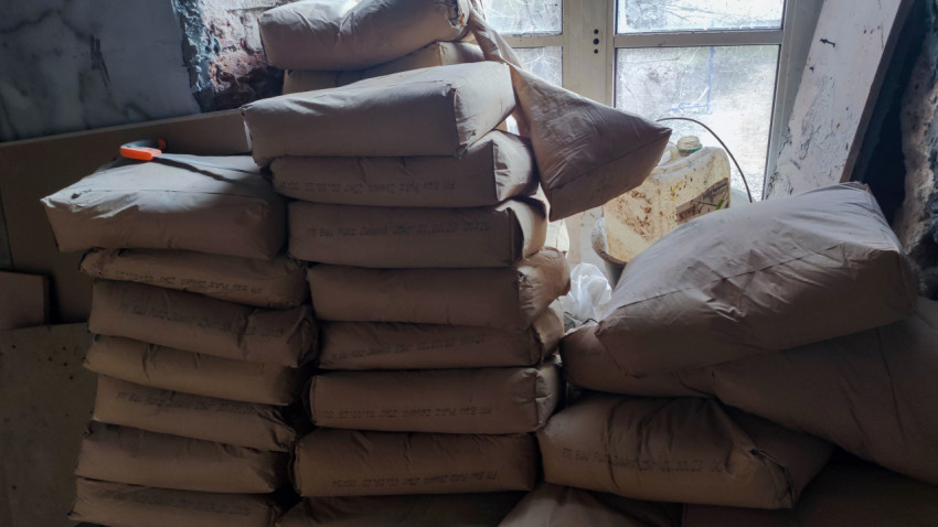 Мешки с цементом на складе строительных материалов