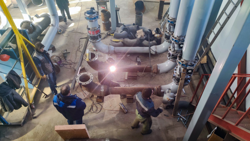 Монтажники и сварщики на этапе сборки труб котельной