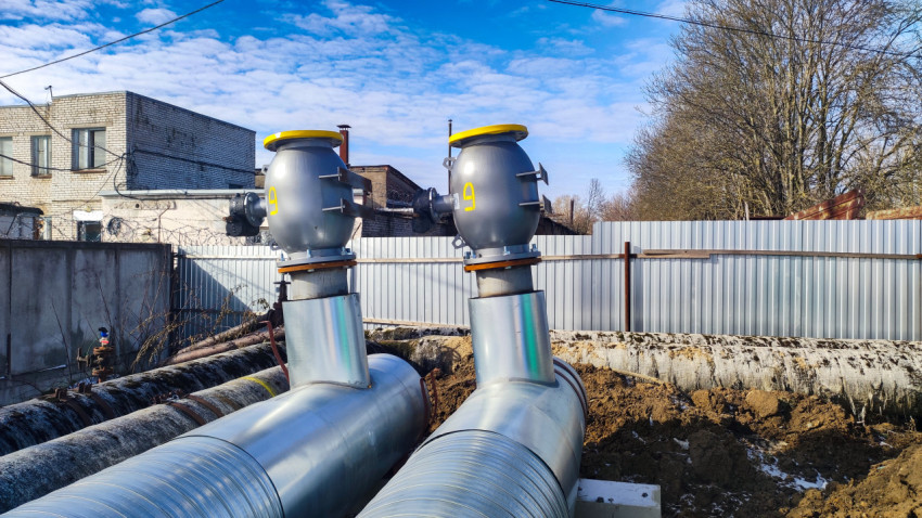 Воздушные клапаны на теплотрассе возле котельной